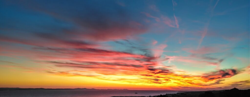západ slunce za dnem, který už potřebujeme mít za sebou